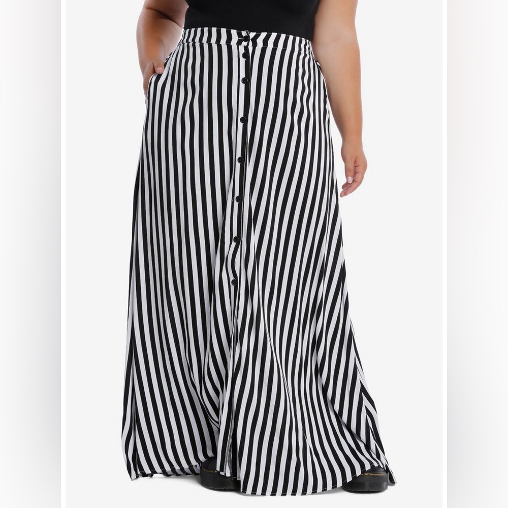 Size 5 Plus Size Hot Topic Maxi Skirt NWT